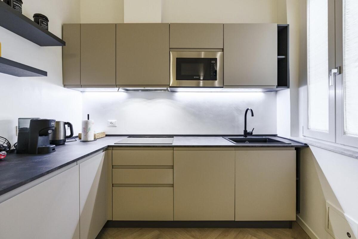 Designer In Oltrarno Apartment
