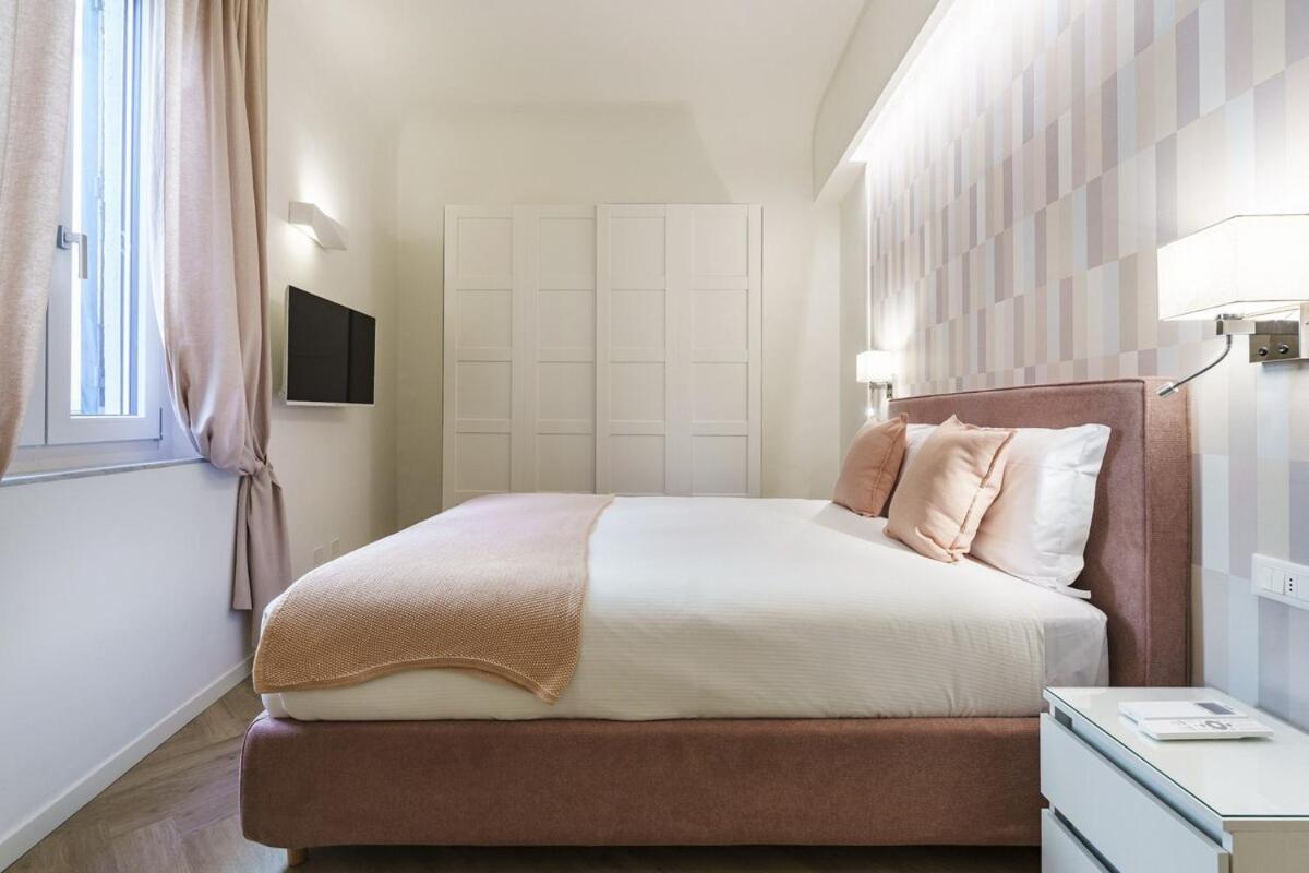 Designer In Oltrarno Apartment